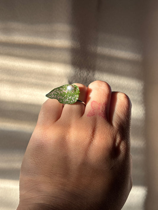 Polka Dot Leaf Ring ✨