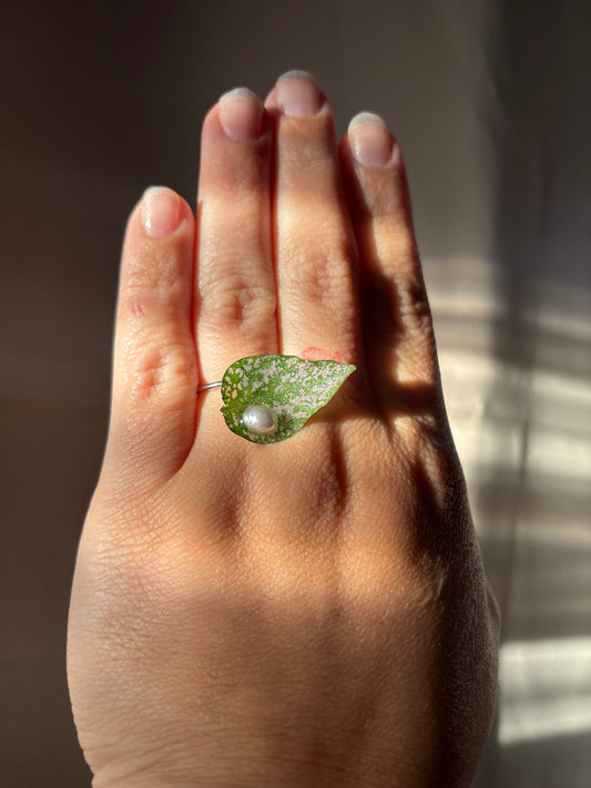 Polka Dot Leaf Ring ✨