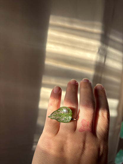 Polka Dot Leaf Ring ✨