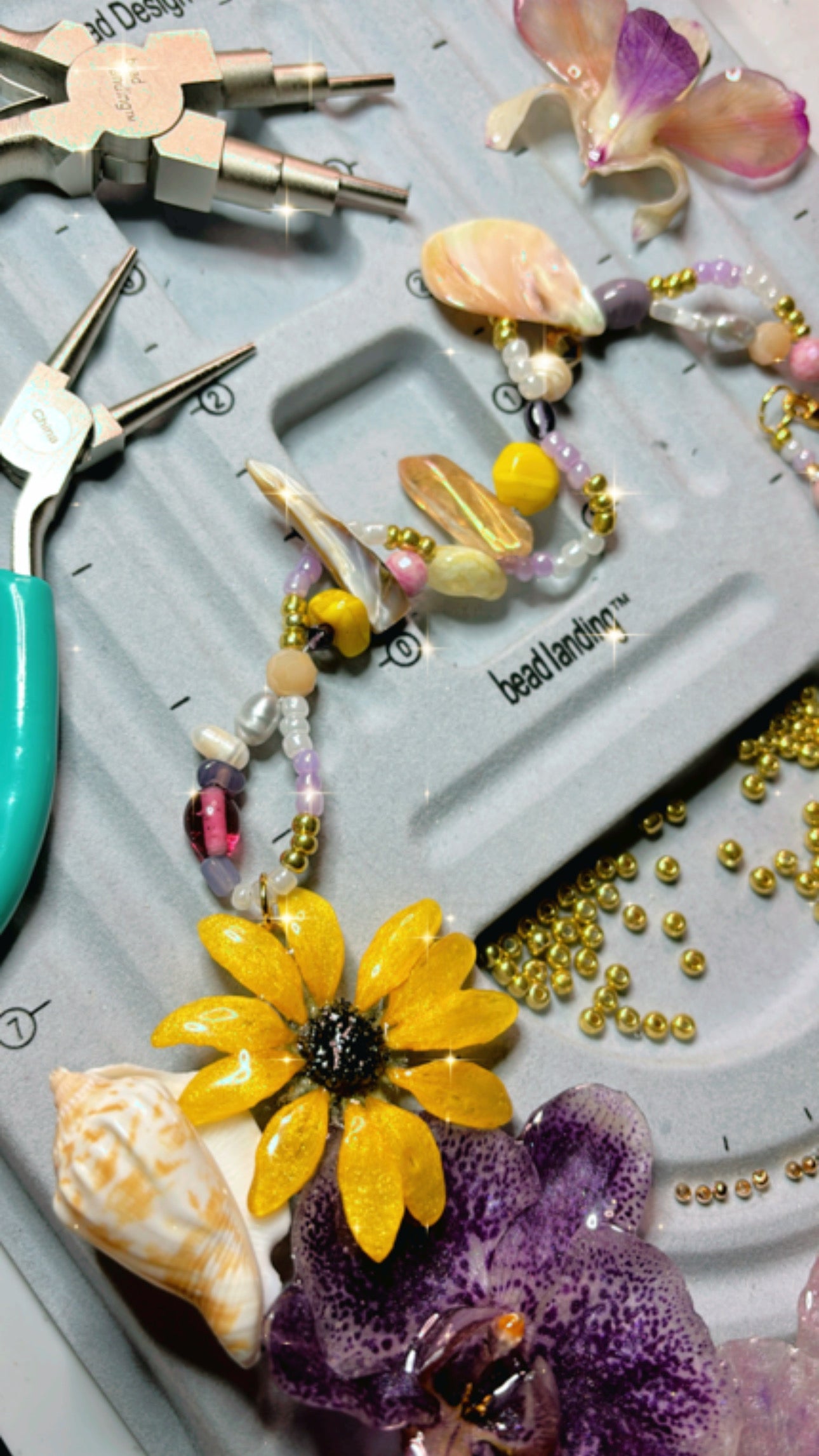 Maximalist collar 🌿🌸🐚